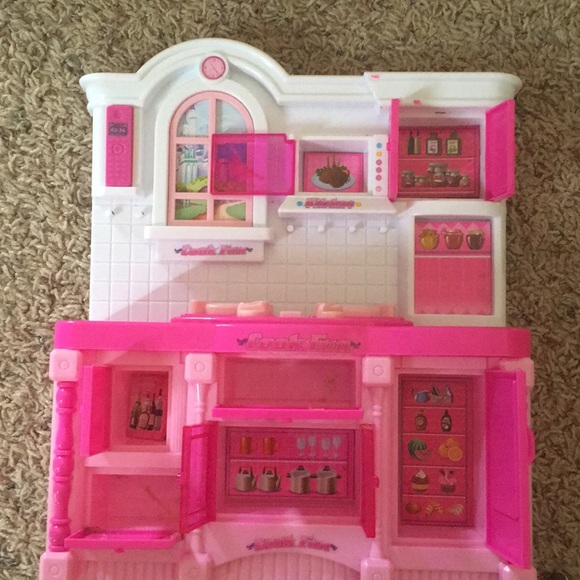 This is a tiny Barbie sized kitchen. - Picture 4 of 4